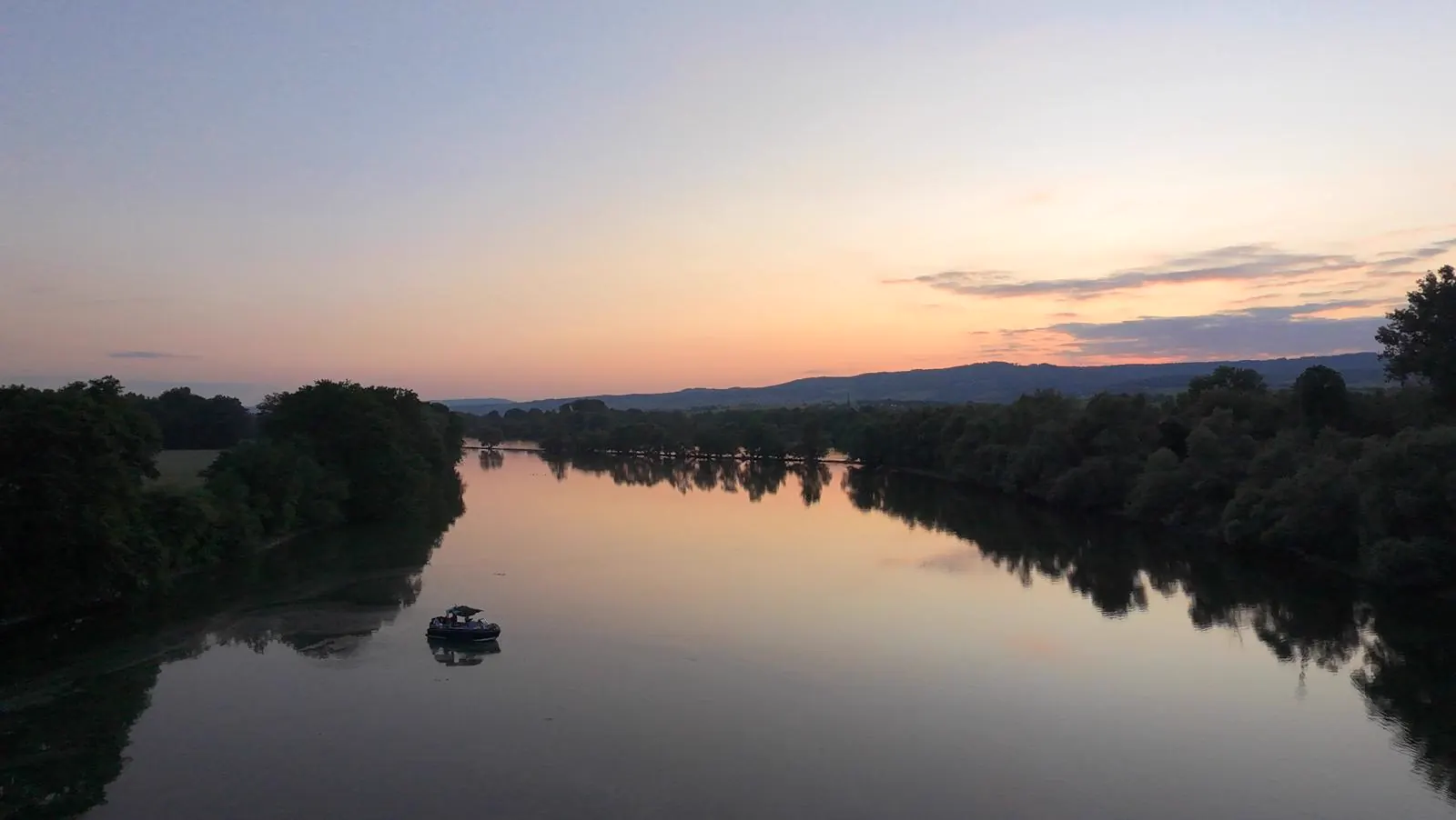 Rhein-Panorama in der Abenddämmerung, Drohnenperspektive