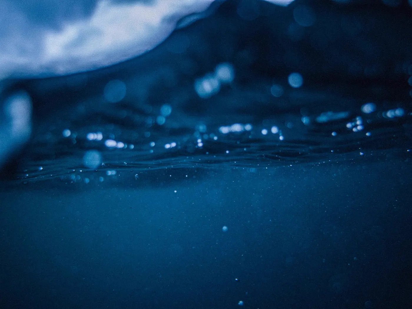 Nahaufnahme Wasser und Wake im Rhein