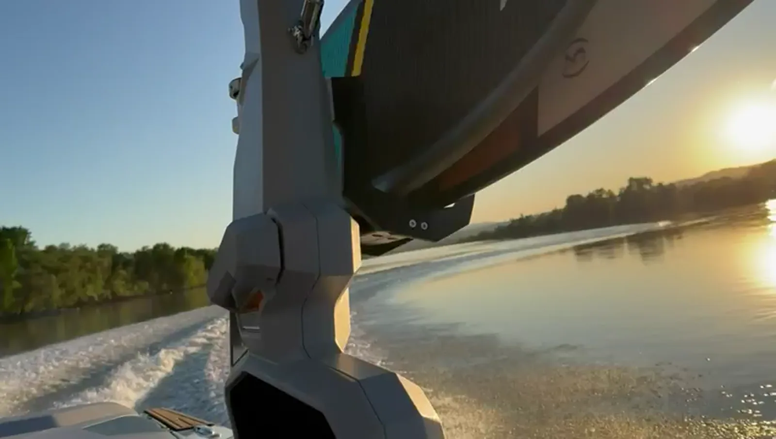 Boot in voller Fahrt, Heckpartie im Gegenlicht