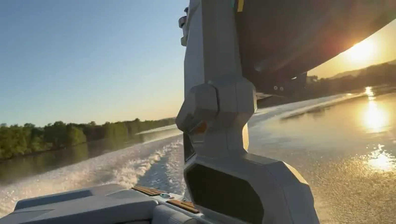 Boot-Turm und Wake bei Sonnenuntergang in voller Fahrt