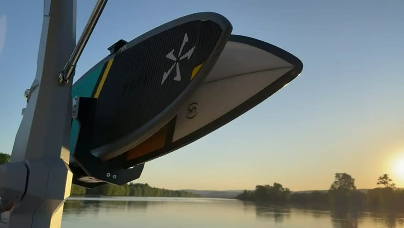 Wakesurf-Board Nahaufnahme mit Rhein und Sonnenuntergang